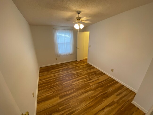 Building Photo - ANNUAL Rental - Unfurnished 2 Bedroom 2 Ba...