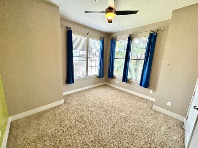 Building Photo - 2 Bedroom Condo In A Very Desirable Gated ...