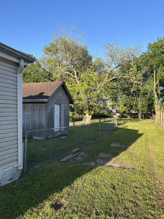 Building Photo - 4541 Laine Ave
