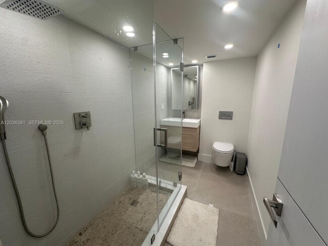 Building Photo - 2555 Collins Ave