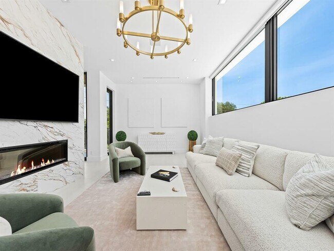 Building Photo - 2657 NE 34th St