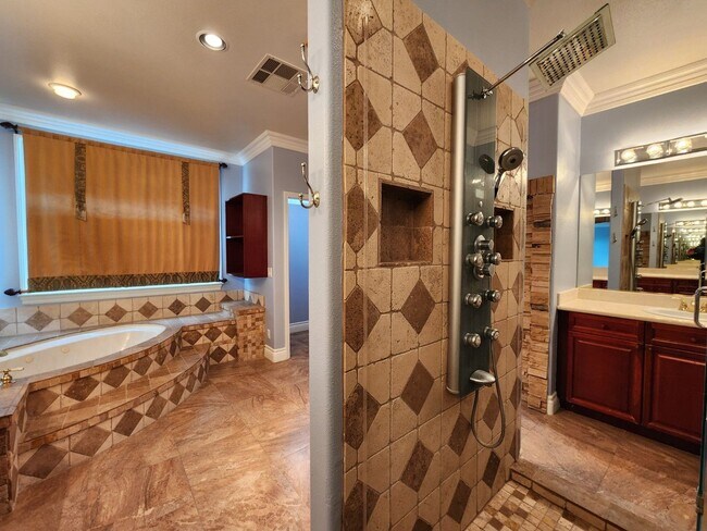 Building Photo - Entertainers Delight with minutes of shopping and restaurants