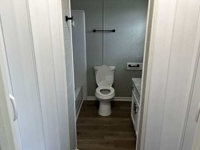 Building Photo - *NEWLY RENOVATED* 3 Bedroom Townhouse in D...