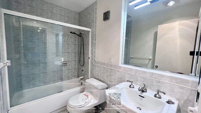 Building Photo - Beautiful large 1 bedroom with Hardwood la...