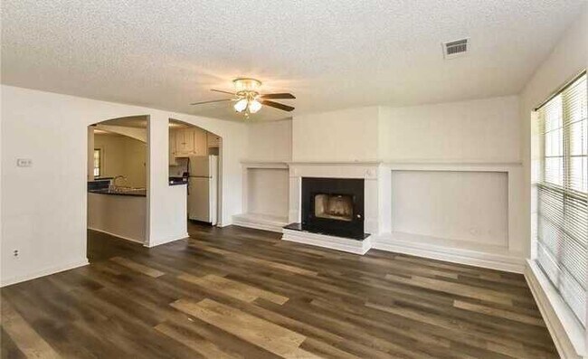 Building Photo - Fantastic 3bd/2ba home! Coming soon!