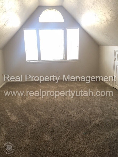 Building Photo - 5 Bedroom Home Centrally Located In Fruit ...