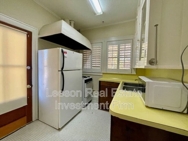 Building Photo - 458 Forest Ave