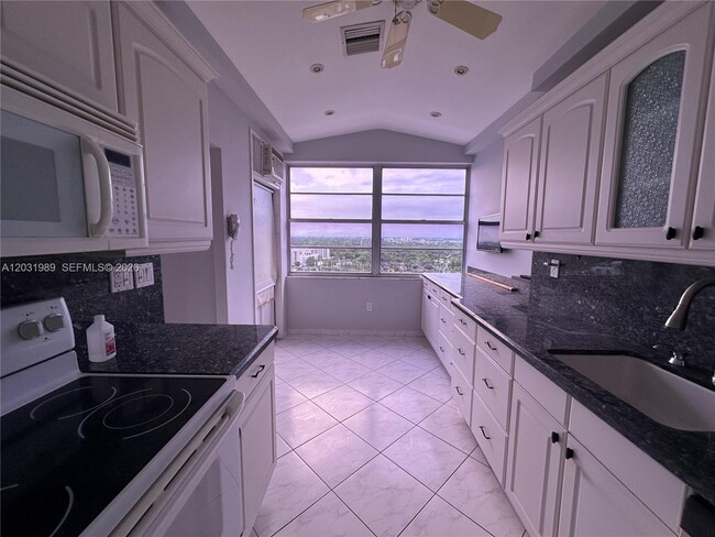 Building Photo - 18051 Biscayne Blvd