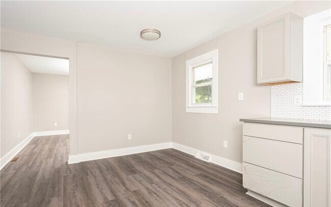 Building Photo - 3140 S Stratford Rd