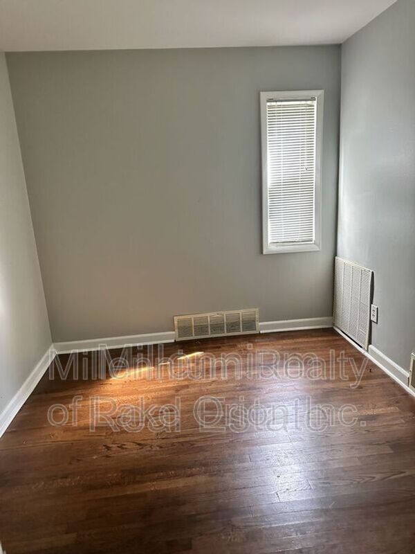 Building Photo - 260 W Longfellow Ave
