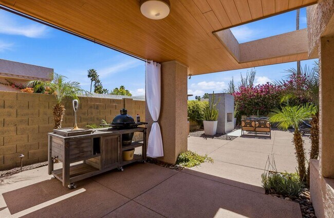 Building Photo - 8101 E Del Timbre Dr