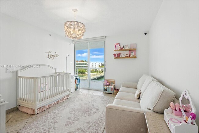 Building Photo - 10 Venetian Way