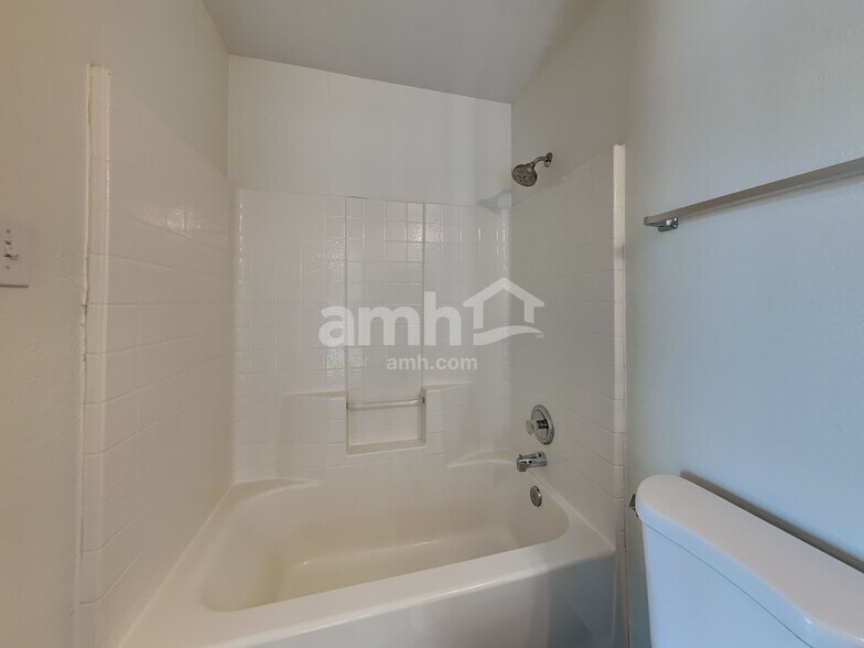 Building Photo - 101 Foxtail Ct