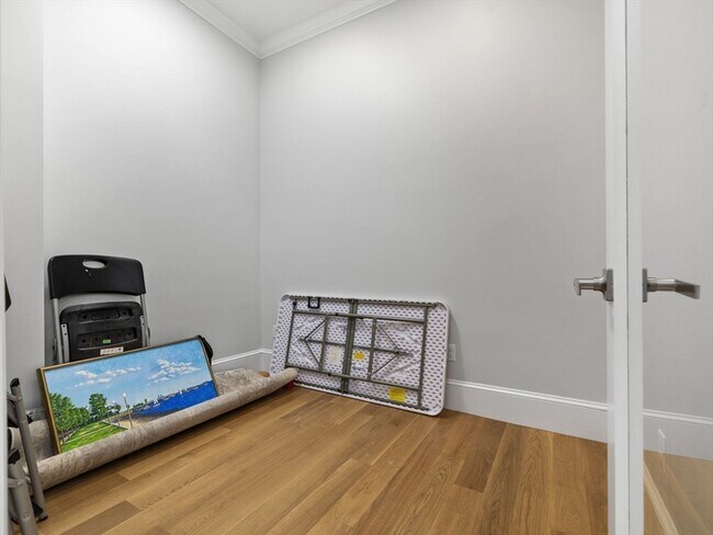 Building Photo - 944 E Broadway