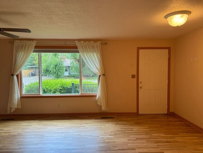 Building Photo - 4 bedroom 2 bathroom home in a great neighborhood!