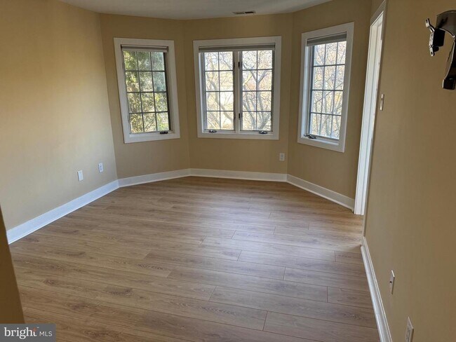 Building Photo - 327 Overlook Ln