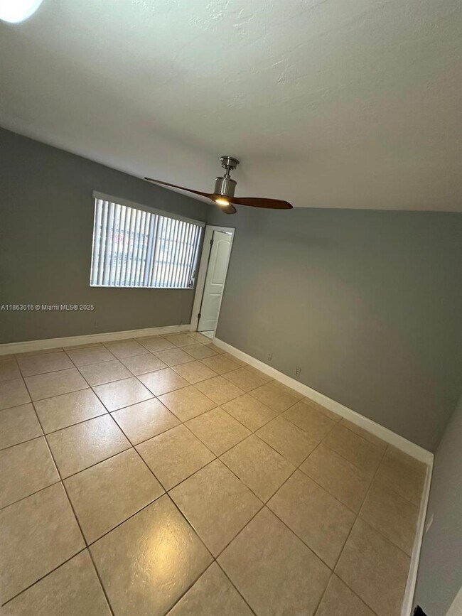 Building Photo - 13707 Kendale Lakes Cir