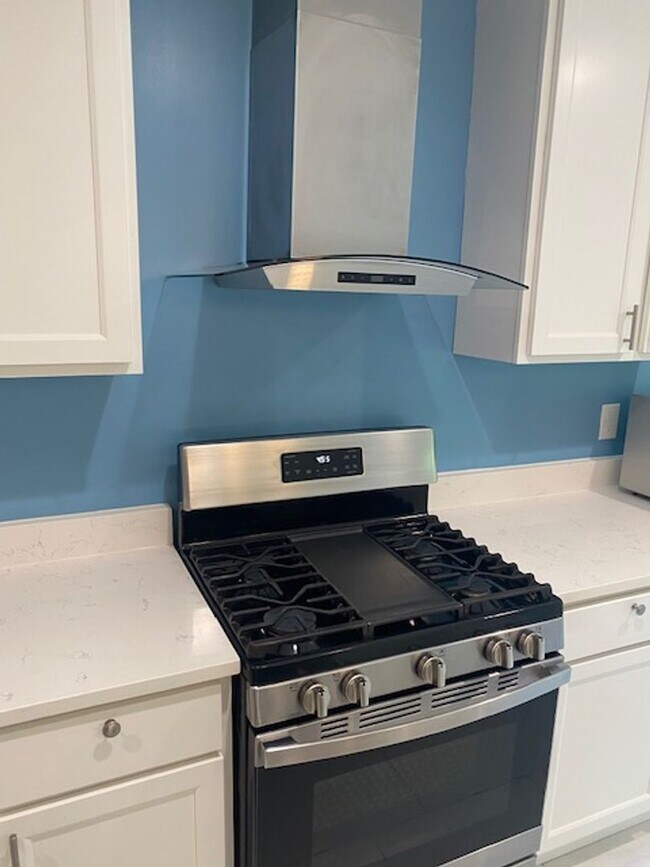 Building Photo - Stunning Executive Rental