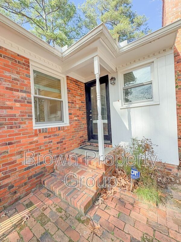 Building Photo - 2522 Mirror Lake Dr