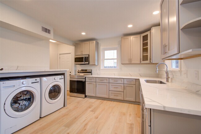 Building Photo - 2208 Blodgett St