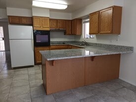 Building Photo - 832 W 16th St