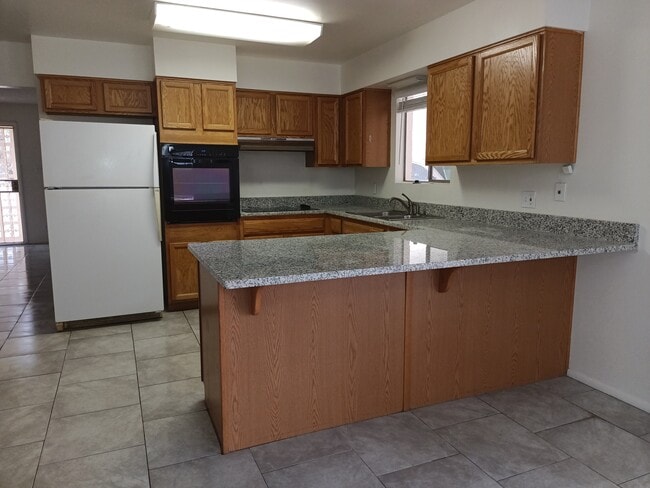 Building Photo - 832 W 16th St