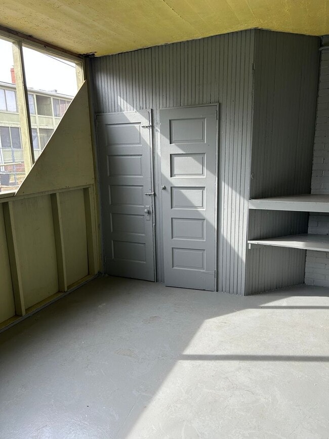 Building Photo - NELSON