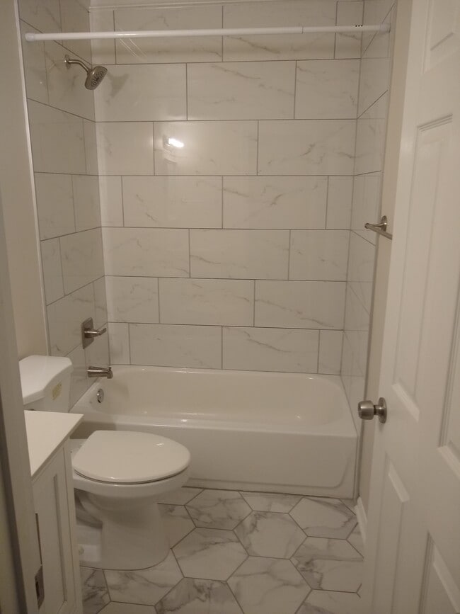 Unit 337 bathroom - 339 Stokes Ave SE