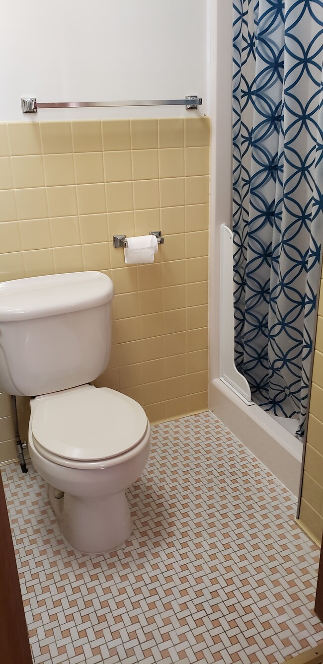 Building Photo - 385 Dille St