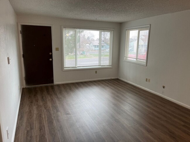 Building Photo - 2 Bedroom, 1 Bathroom Duplex - Located nea...