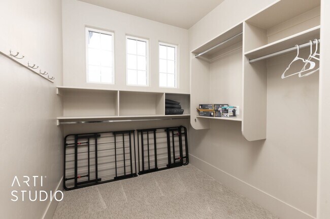 Building Photo - Gorgeous 5 bed 4 bath furnished home in Li...
