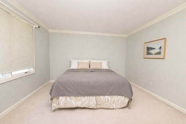 Building Photo - 4 Bittersweet Ln