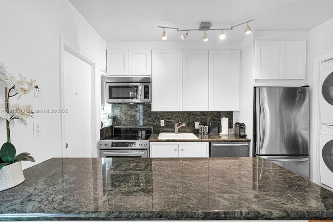 Building Photo - 915 8th St