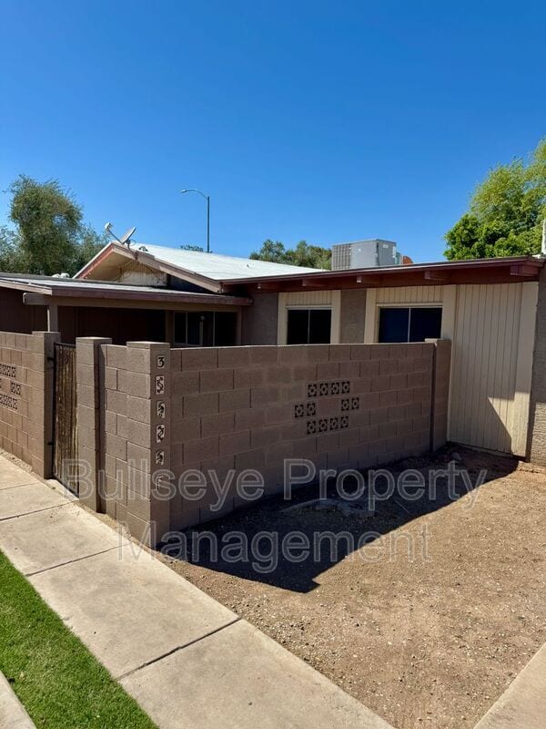 Building Photo - 601 N May