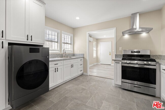 Building Photo - 717 W 75th St