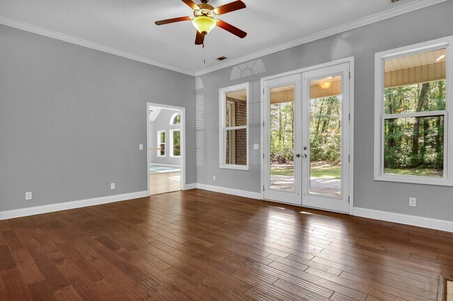 Building Photo - AVAILABLE LATE JULY 2025 (PET FRIENDLY)