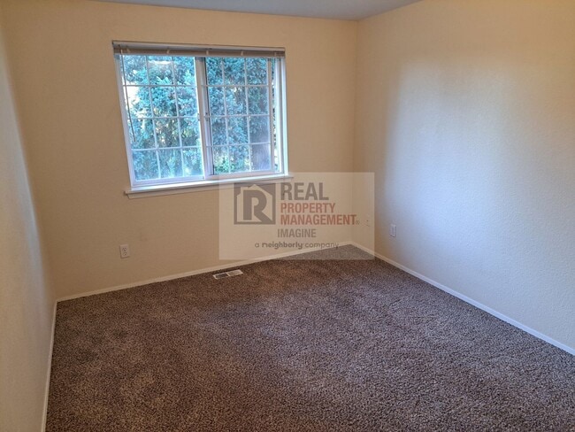 Building Photo - Check Out This Adorable 3 Bedroom, 2.5 Bath TownHome!