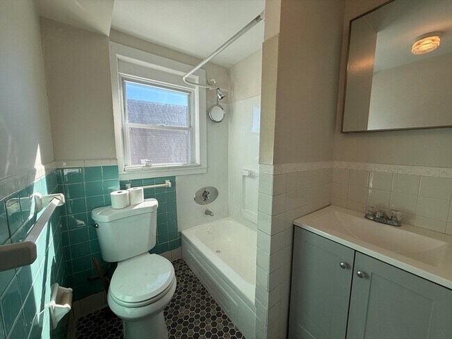 Building Photo - 304 Malden St