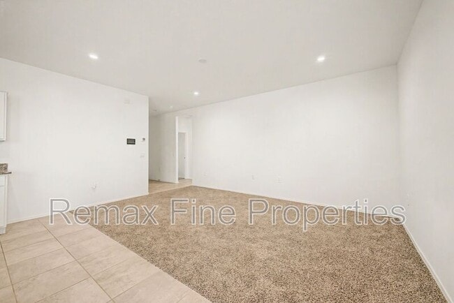 Building Photo - 1566 E Fletcher Dr