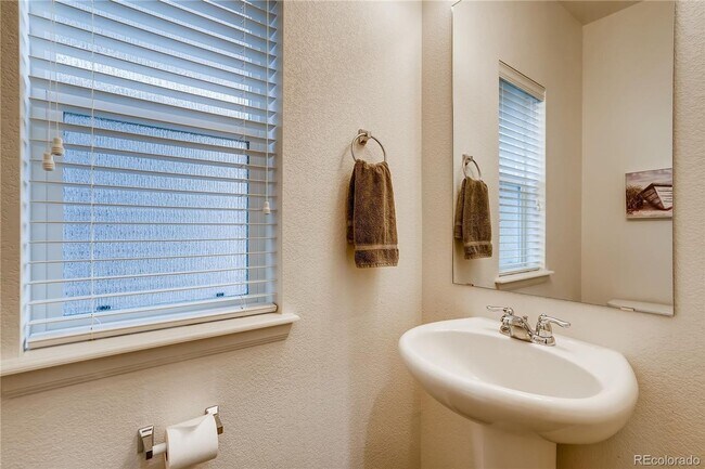 Building Photo - Beautiful 3 Bed, 3 Bath with a Loft Single Family Home in Meadows Neighborhood.