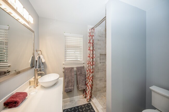 Building Photo - 926 Chantilly Ln