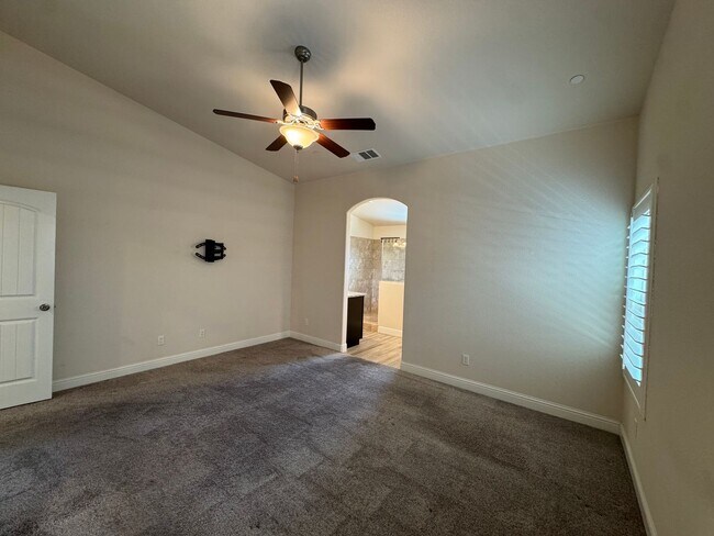 Building Photo - 391 Maclure Ave