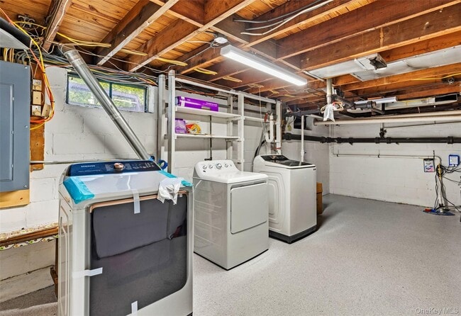 Building Photo - 373 Great River Rd