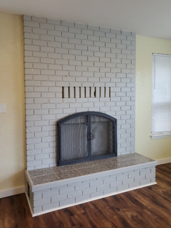 Building Photo - 6 bedroom, 2 bath home with Two Car Garage!!!! With a Signed Lease Receive a $2,000 gift card to ...