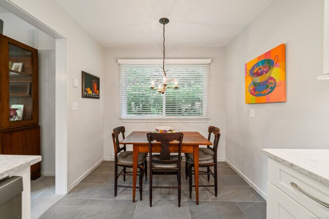 Building Photo - 595 Heritage Vlg