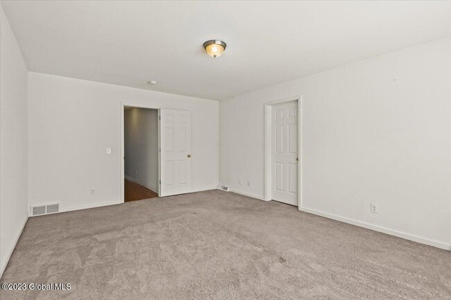 Building Photo - 1 Woodbridge Ct