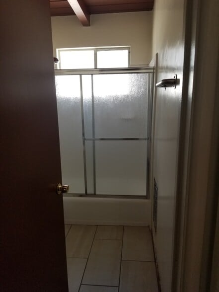 Bathroom with bath/shower - 2330 Carmelina S Ave