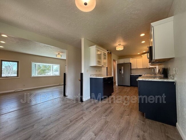 Building Photo - 105 Riverview Dr W