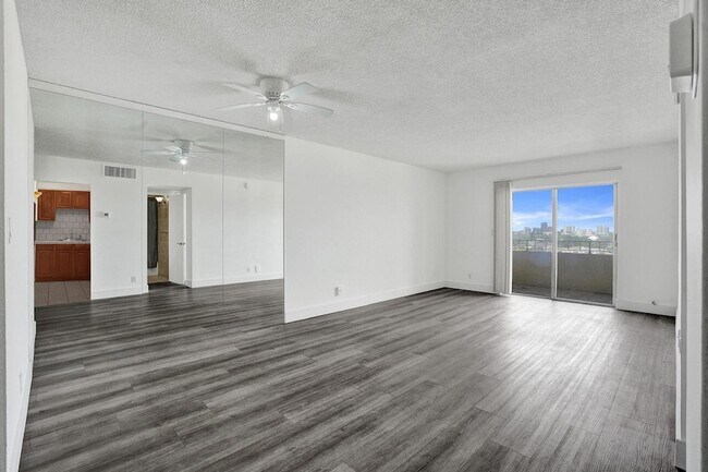 Building Photo - 900 NE 18th Ave