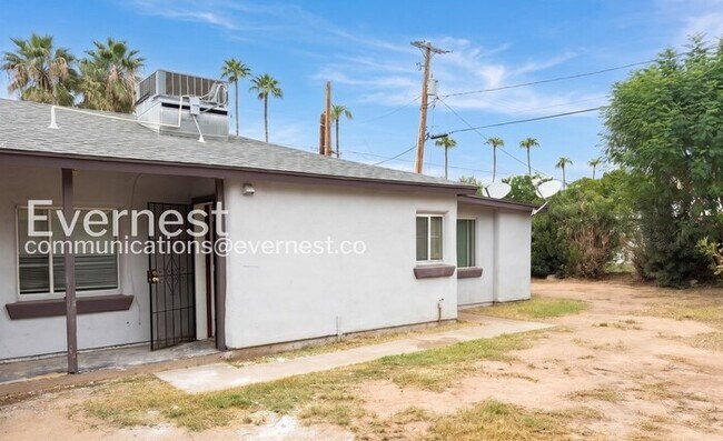 Building Photo - Spacious Town Home with All Essential Amenities | Pet Friendly